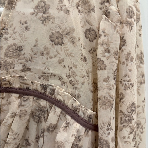 Chic Floral Beige Blouse with Brown Trim - Picture 3 of 4